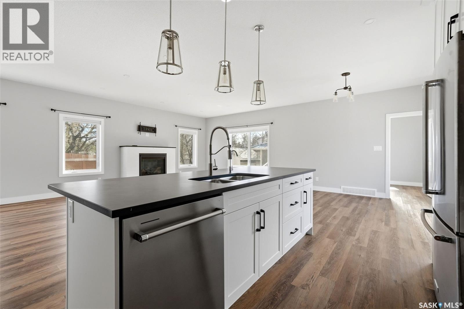 2100 Queen Street, Regina, SK - Indoor Photo Showing Kitchen With Double Sink