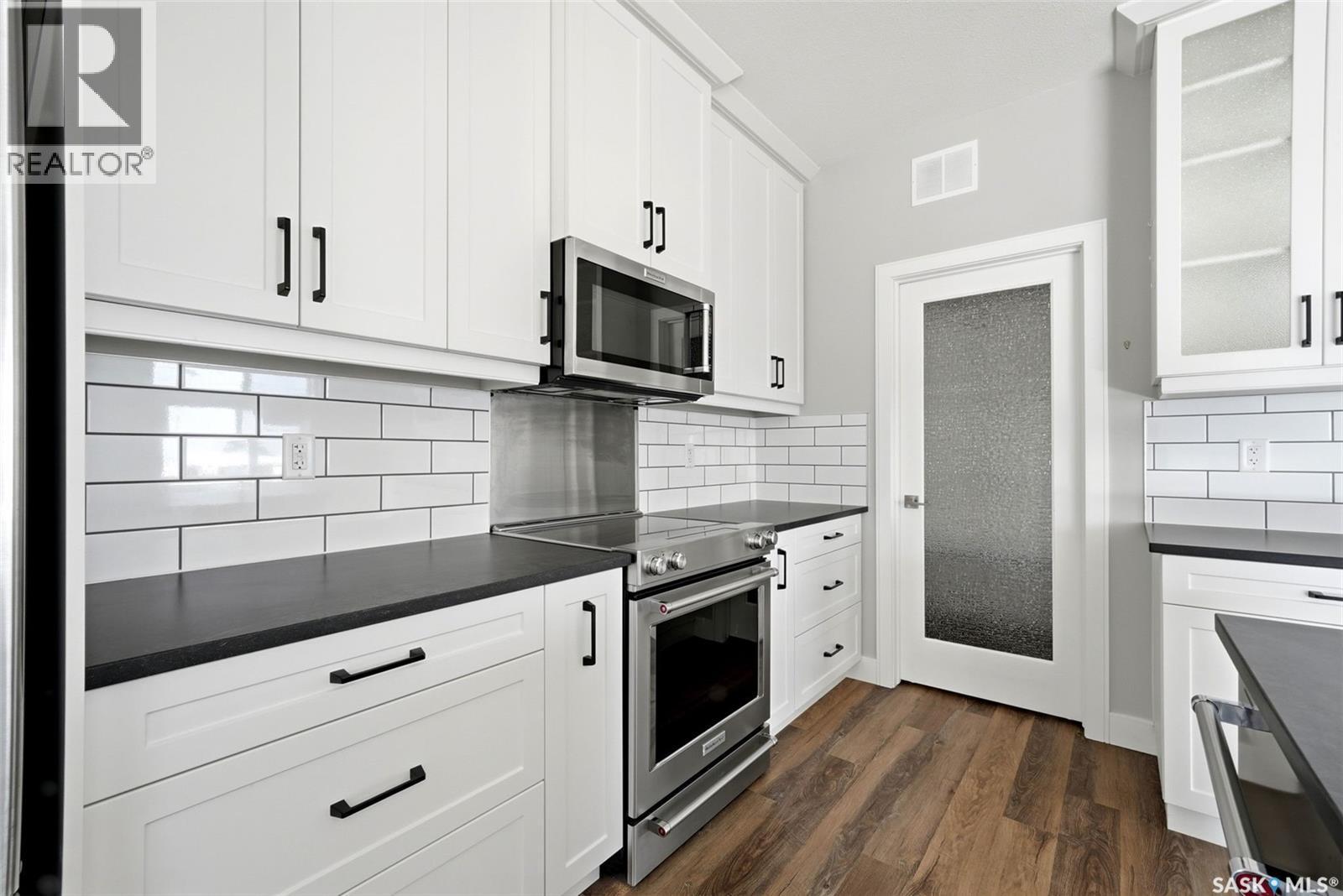 2100 Queen Street, Regina, SK - Indoor Photo Showing Kitchen With Stainless Steel Kitchen With Upgraded Kitchen