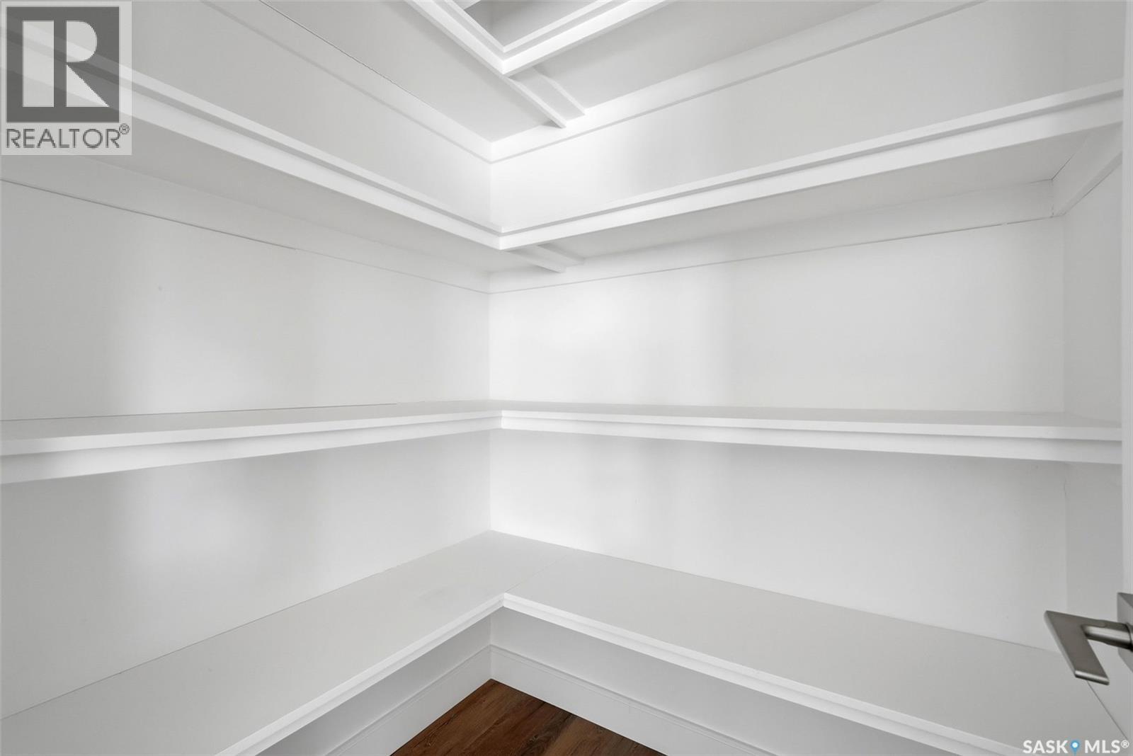 2100 Queen Street, Regina, SK - Indoor With Storage