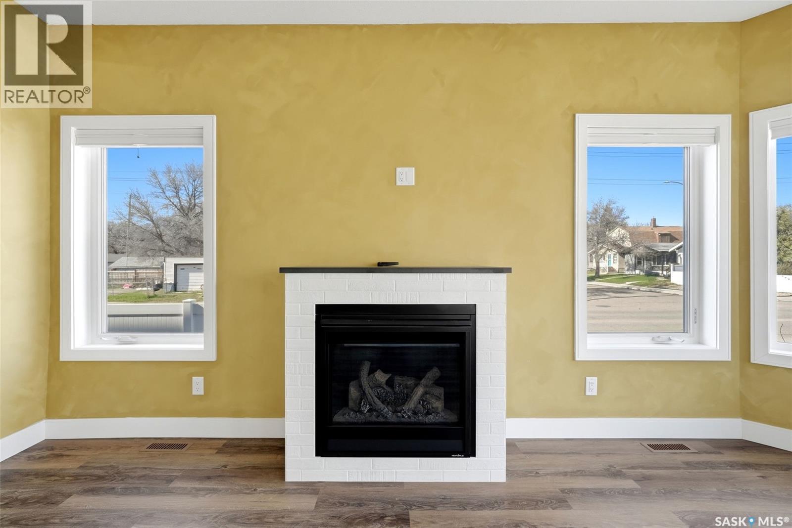 2100 Queen Street, Regina, SK - Indoor Photo Showing Living Room With Fireplace