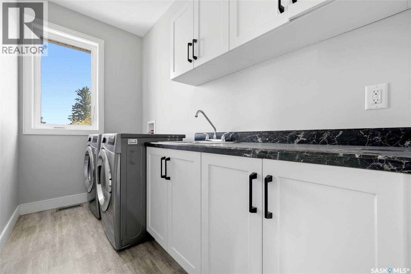2100 Queen Street, Regina, SK - Indoor Photo Showing Laundry Room