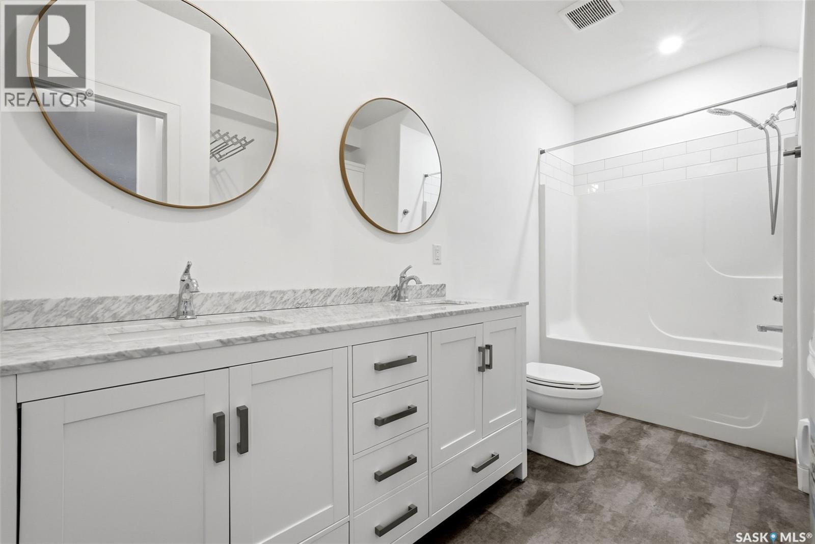 2100 Queen Street, Regina, SK - Indoor Photo Showing Bathroom