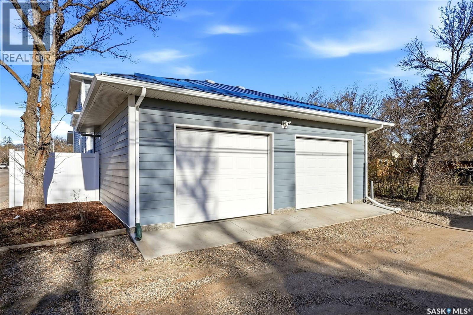 2100 Queen Street, Regina, SK - Outdoor With Exterior