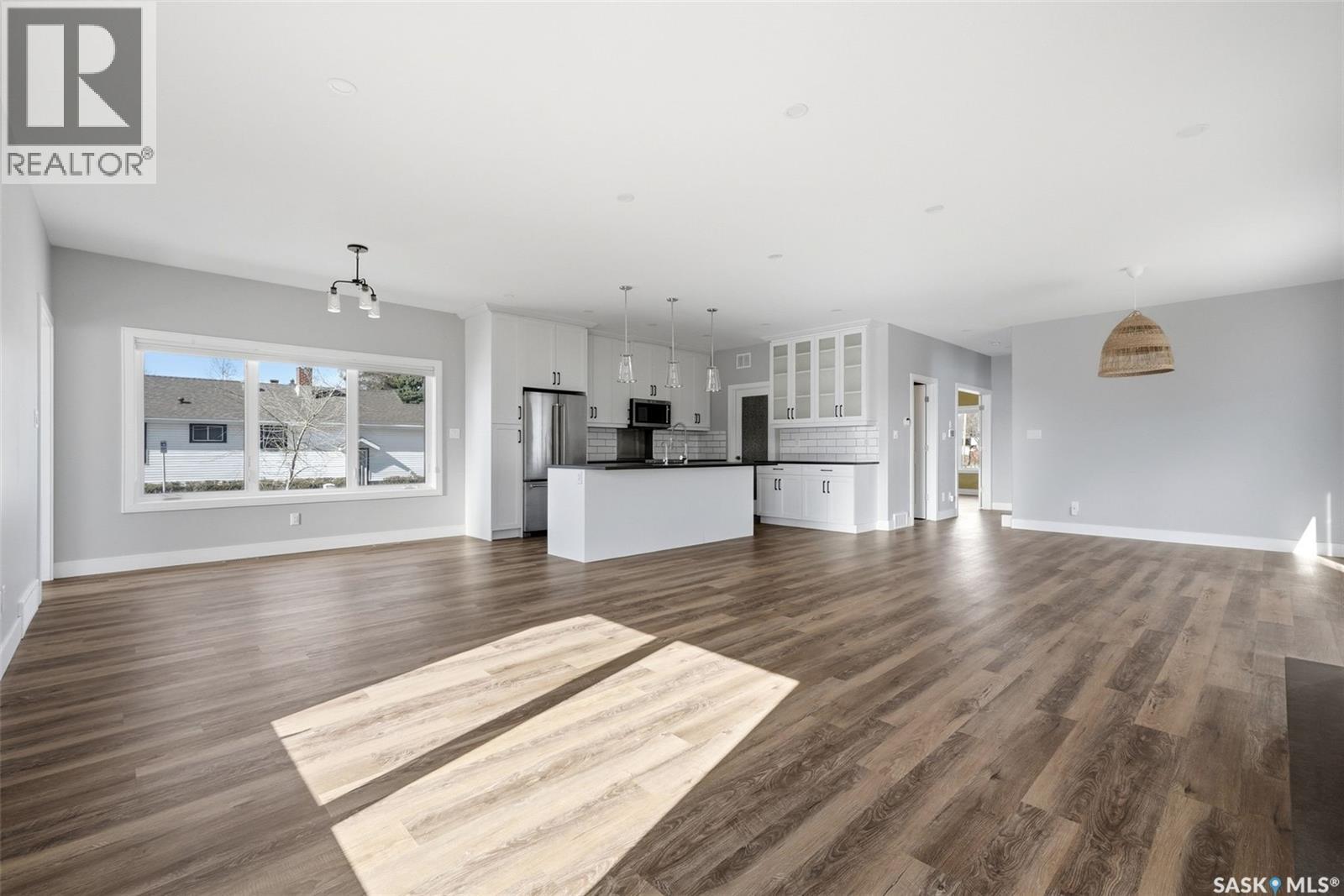 2100 Queen Street, Regina, SK - Indoor Photo Showing Living Room