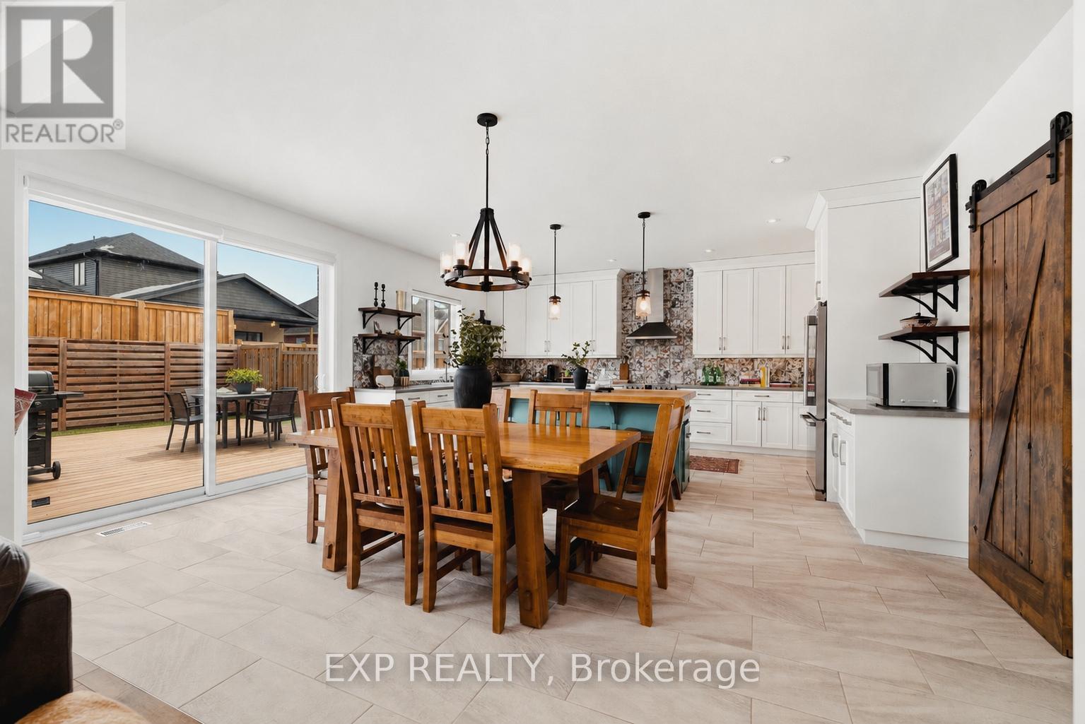 157 Ridgeview Drive, Mapleton, ON - Indoor Photo Showing Dining Room