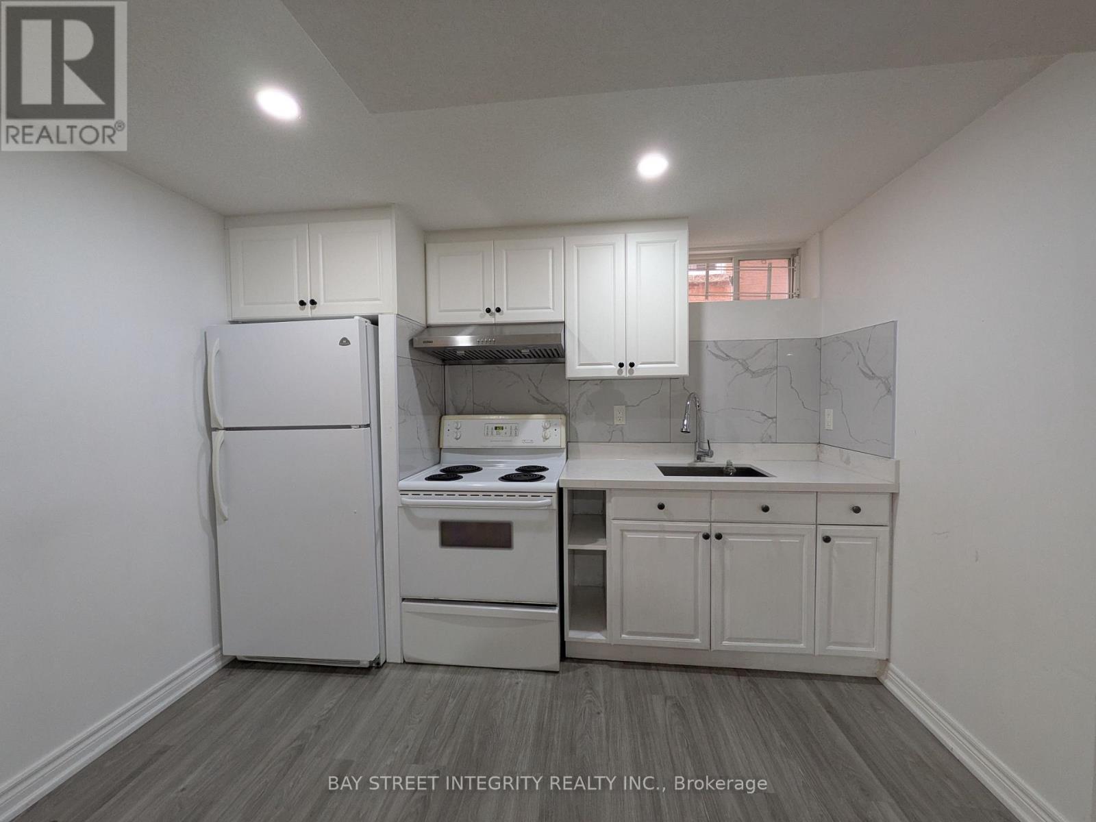 Lower 37 Sandham Crescent, Markham, ON - Indoor Photo Showing Kitchen