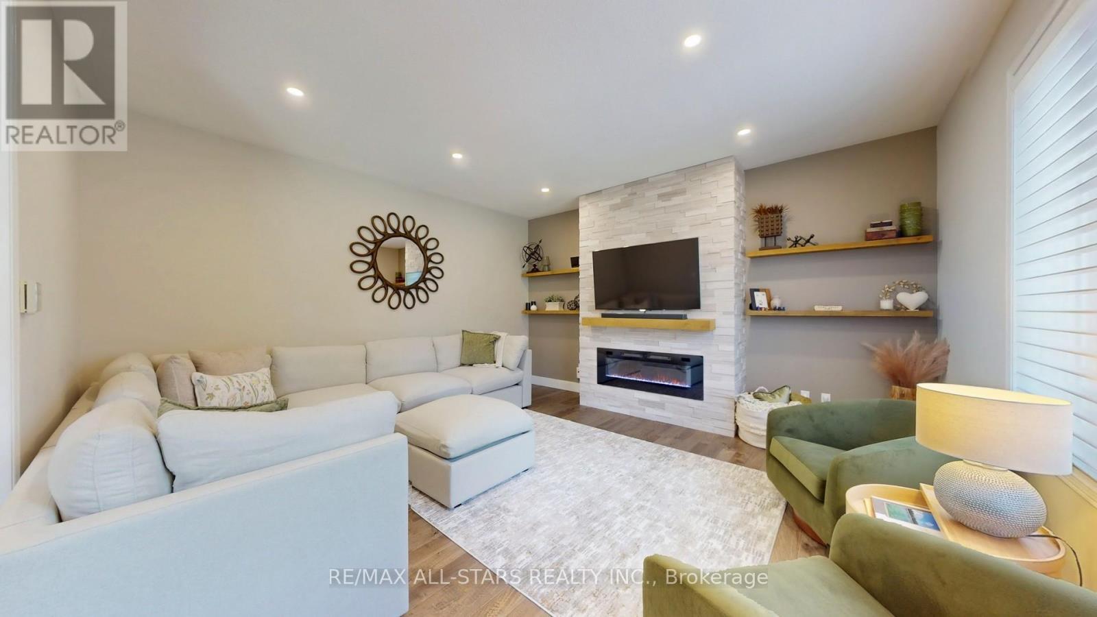 9 Confederation Drive, Uxbridge, ON - Indoor Photo Showing Living Room With Fireplace