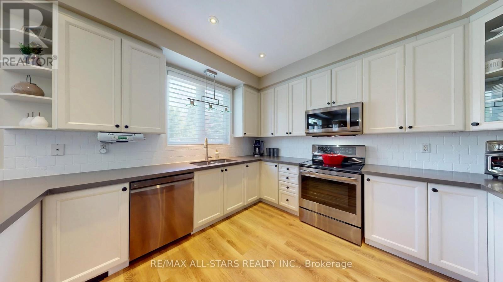 9 Confederation Drive, Uxbridge, ON - Indoor Photo Showing Kitchen With Double Sink
