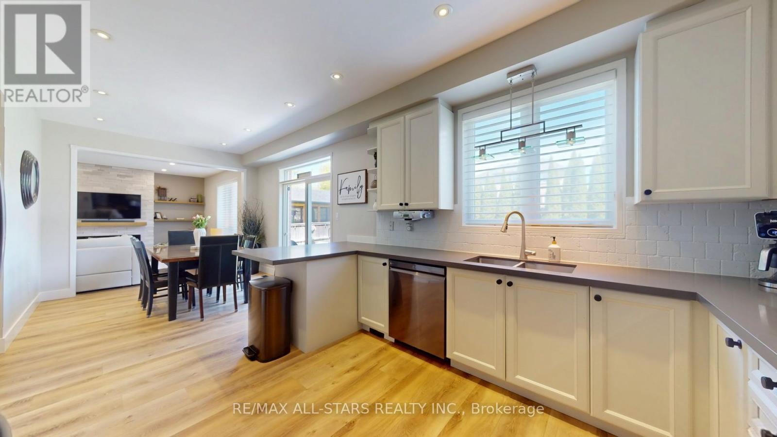 9 Confederation Drive, Uxbridge, ON - Indoor Photo Showing Kitchen With Double Sink