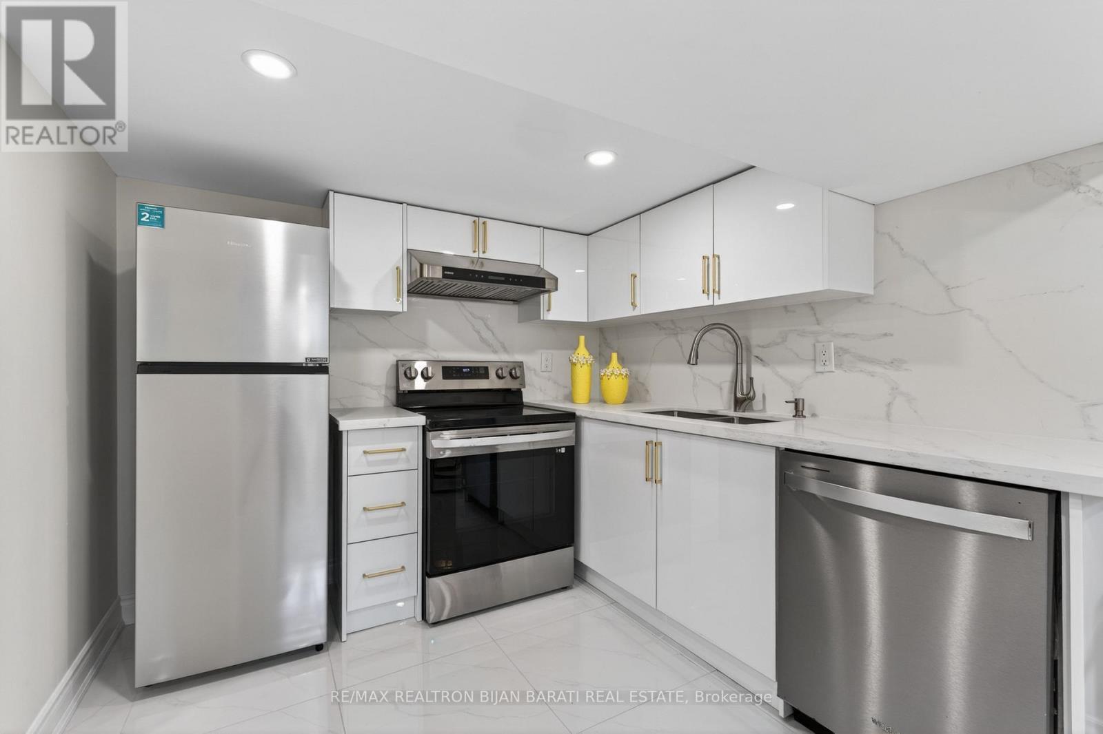 1 Wanless Crescent, Toronto, ON - Indoor Photo Showing Kitchen