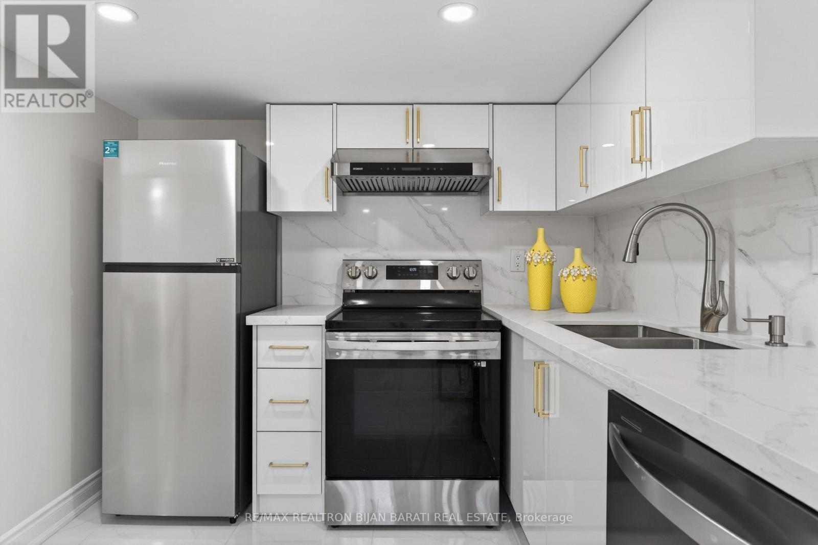1 Wanless Crescent, Toronto, ON - Indoor Photo Showing Kitchen With Double Sink With Upgraded Kitchen