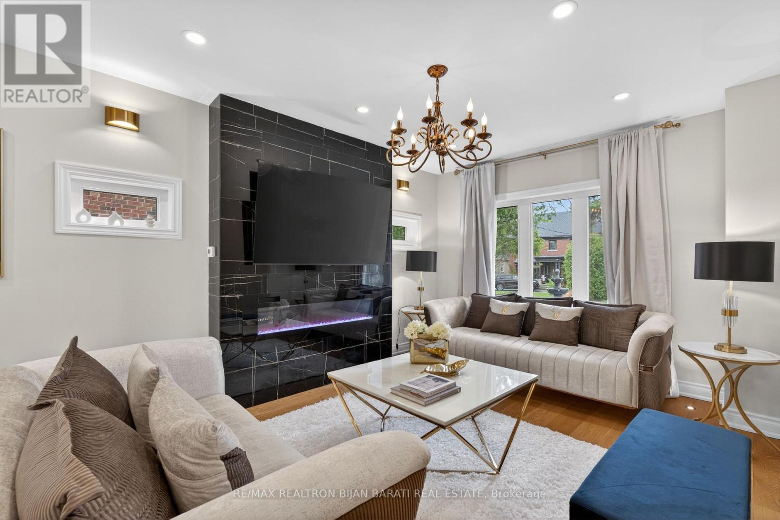 1 Wanless Crescent, Toronto, ON - Indoor Photo Showing Living Room