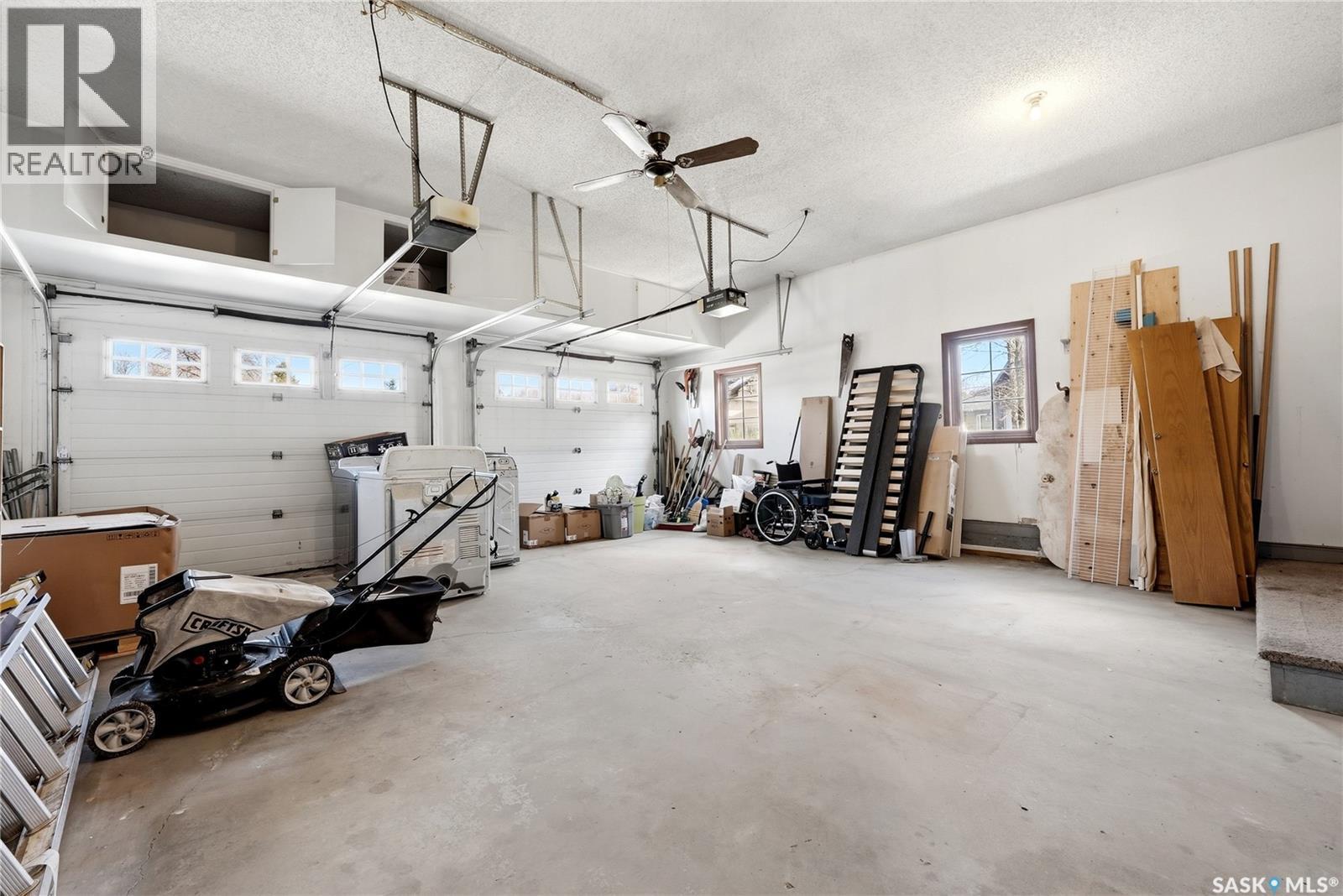 1535 Lee Grayson Crescent N, Regina, SK - Indoor Photo Showing Garage
