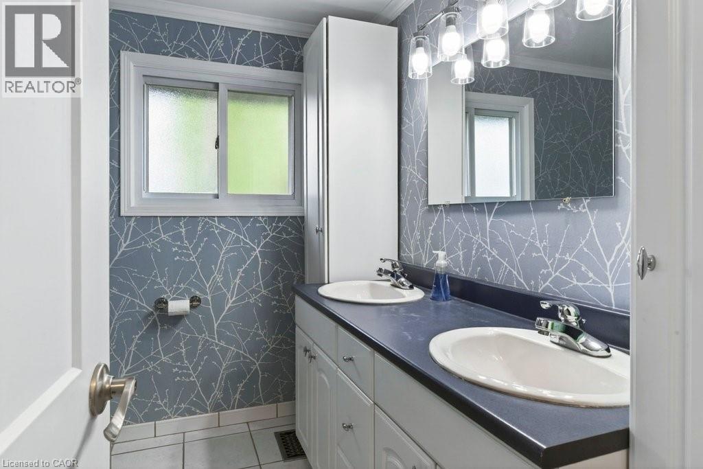 161 Manning Avenue, Hamilton, ON - Indoor Photo Showing Bathroom