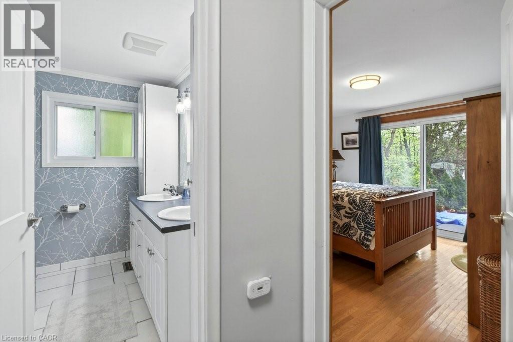161 Manning Avenue, Hamilton, ON - Indoor Photo Showing Bathroom