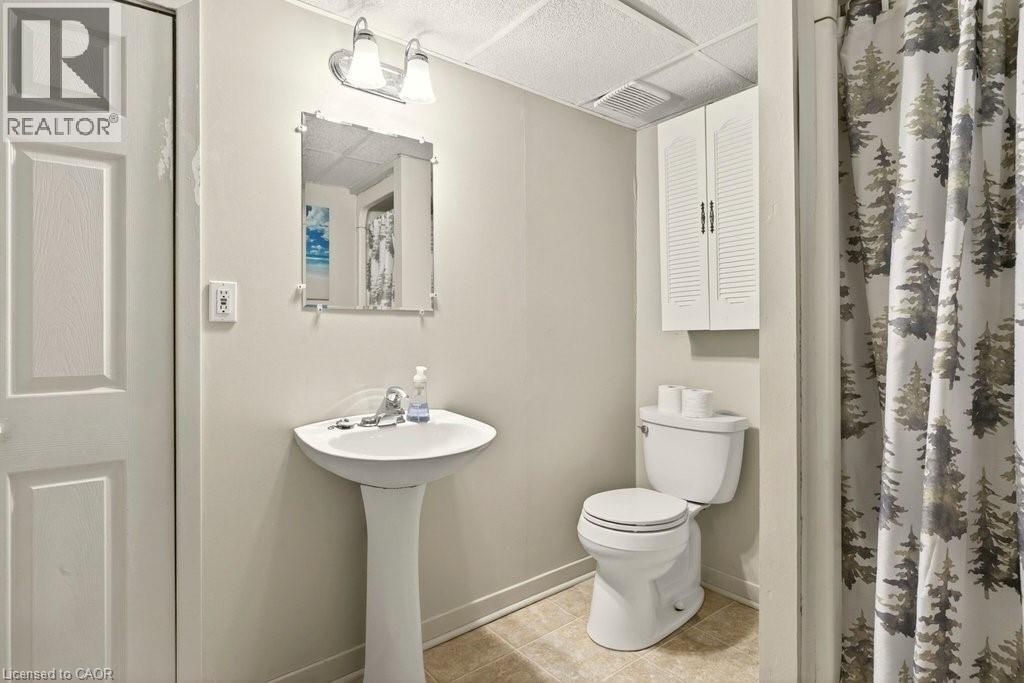 161 Manning Avenue, Hamilton, ON - Indoor Photo Showing Bathroom