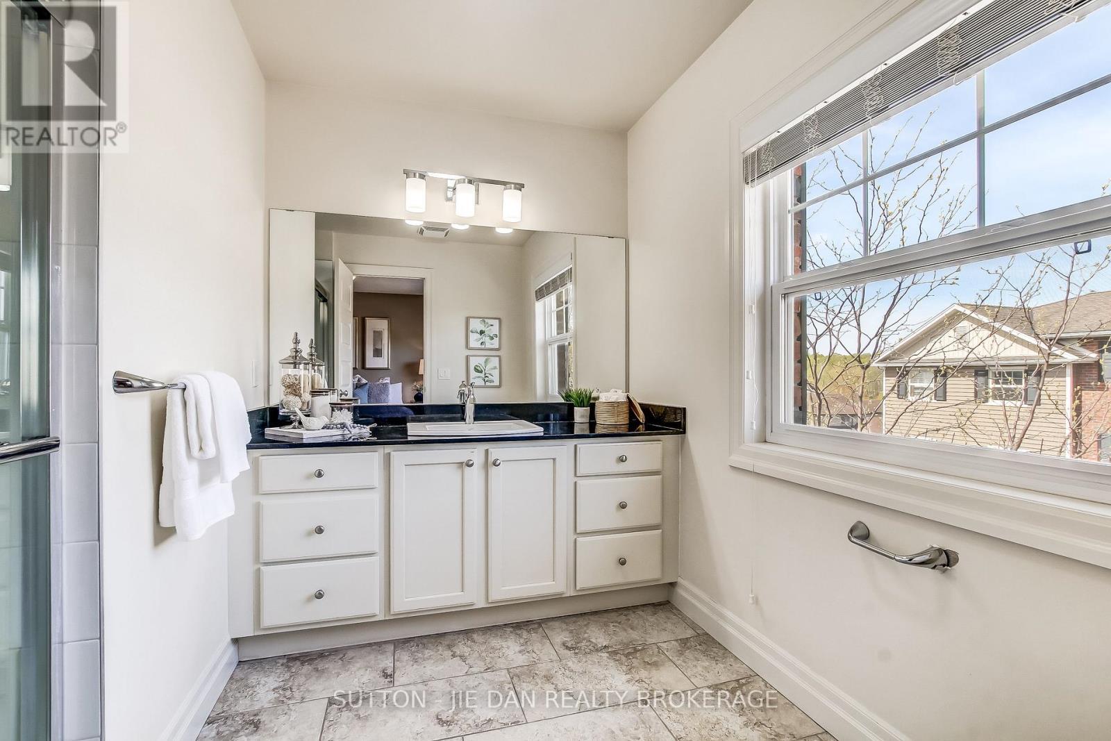 9 - 1850 Beaverbrook Avenue, London North (North M), ON - Indoor Photo Showing Bathroom