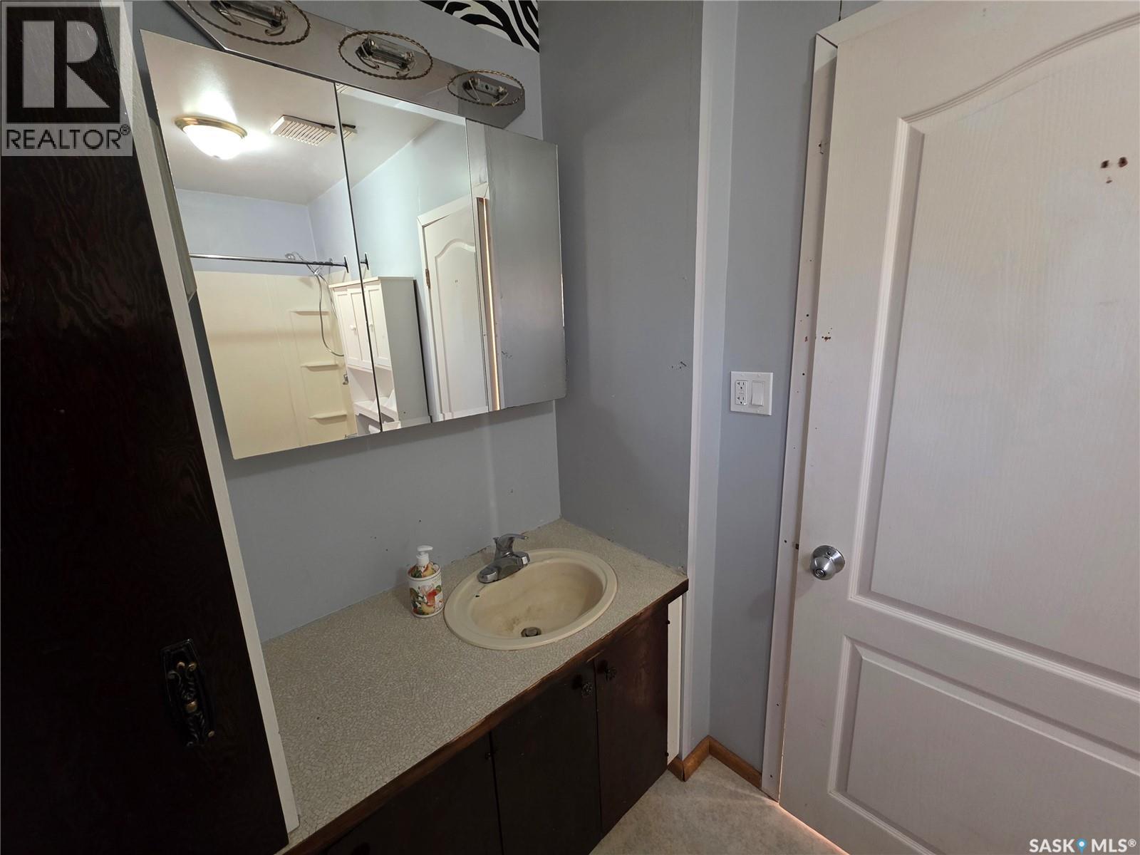 111 Warwick Street, Neville, SK - Indoor Photo Showing Bathroom