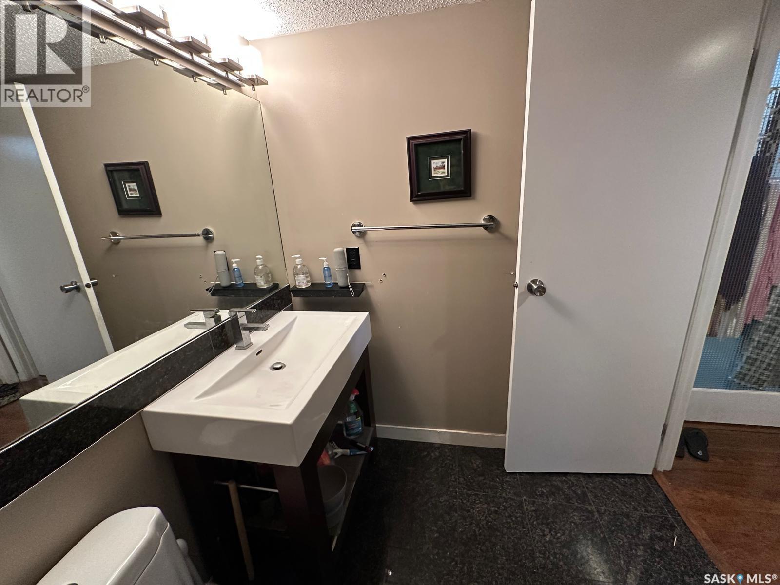 904 405 5Th Avenue N, Saskatoon, SK - Indoor Photo Showing Bathroom