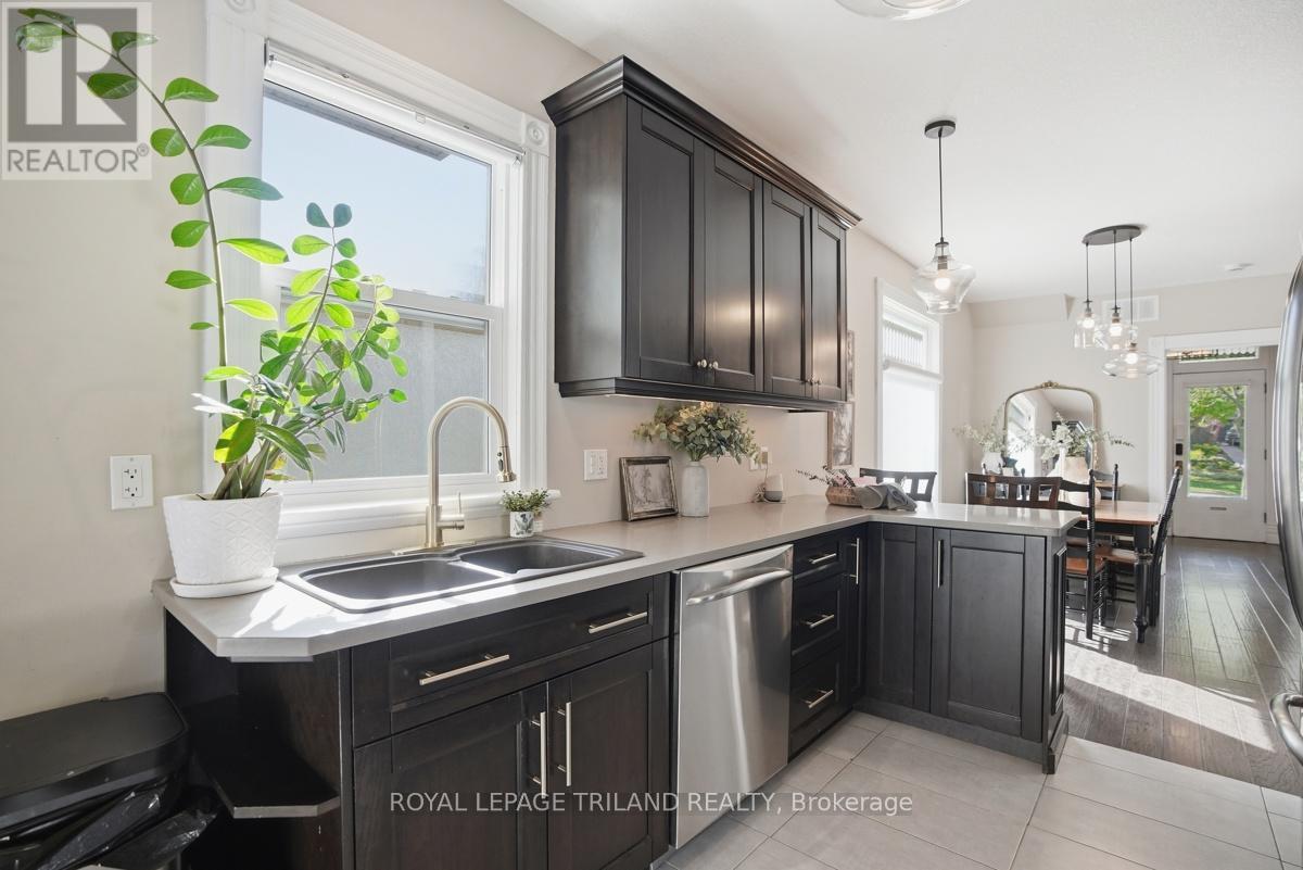 574 Princess Avenue, London East (East F), ON - Indoor Photo Showing Kitchen With Double Sink With Upgraded Kitchen