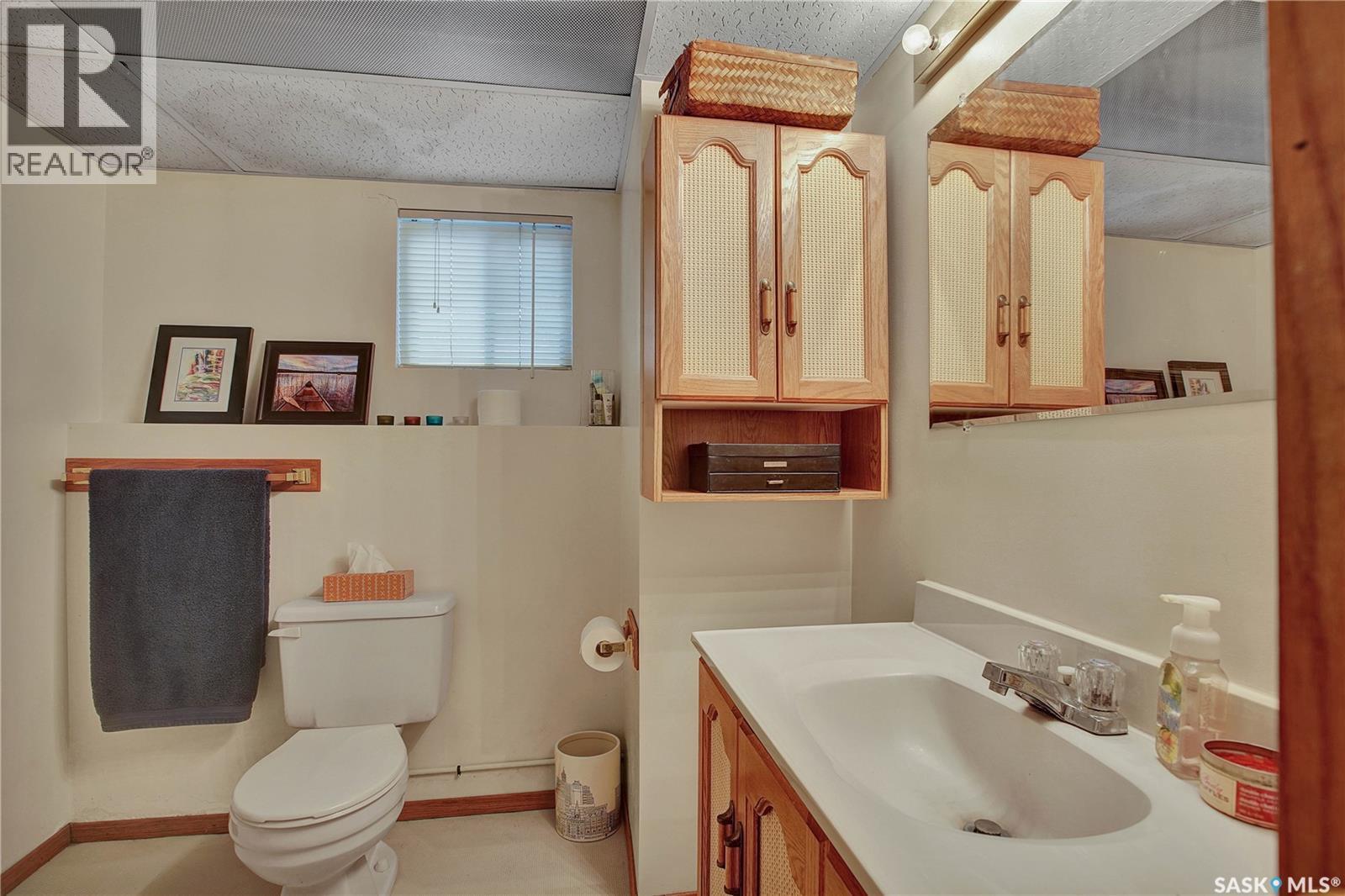 635 4Th Street E, Saskatoon, SK - Indoor Photo Showing Bathroom