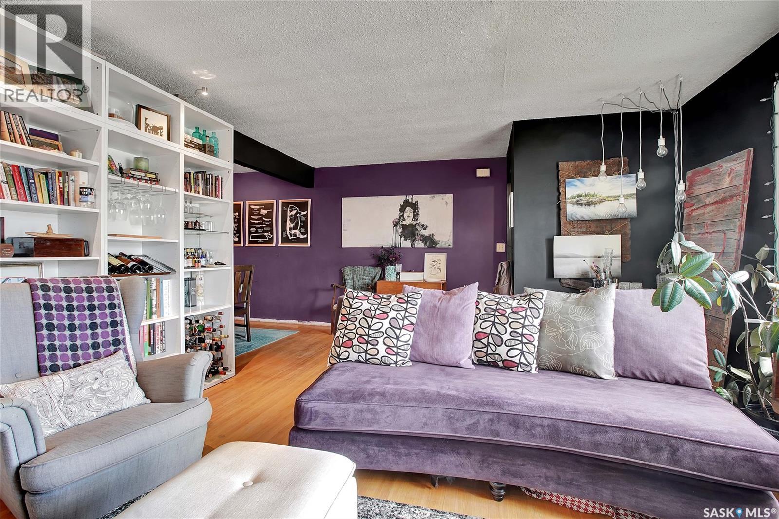 635 4Th Street E, Saskatoon, SK - Indoor Photo Showing Living Room