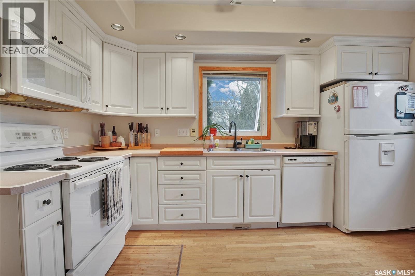 635 4Th Street E, Saskatoon, SK - Indoor Photo Showing Kitchen With Double Sink