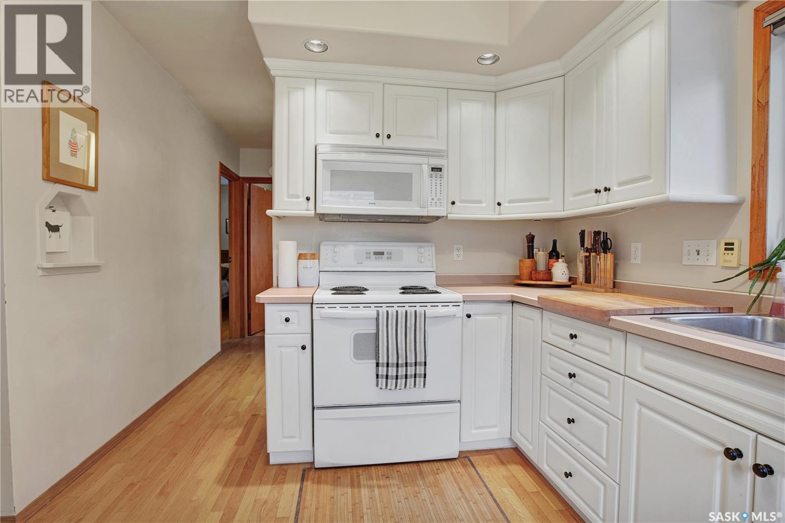 635 4Th Street E, Saskatoon, SK - Indoor Photo Showing Kitchen