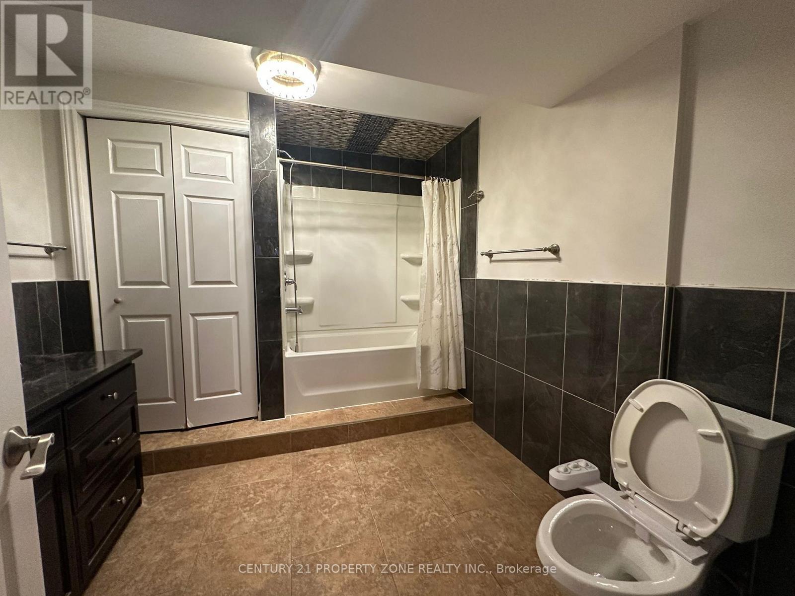 975 Albert Road, Windsor, ON - Indoor Photo Showing Bathroom