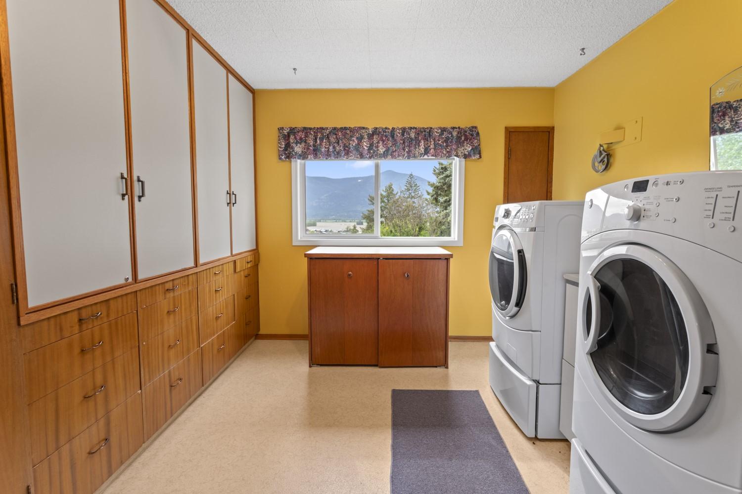 425 Ash Road, Creston, BC - Indoor Photo Showing Laundry Room