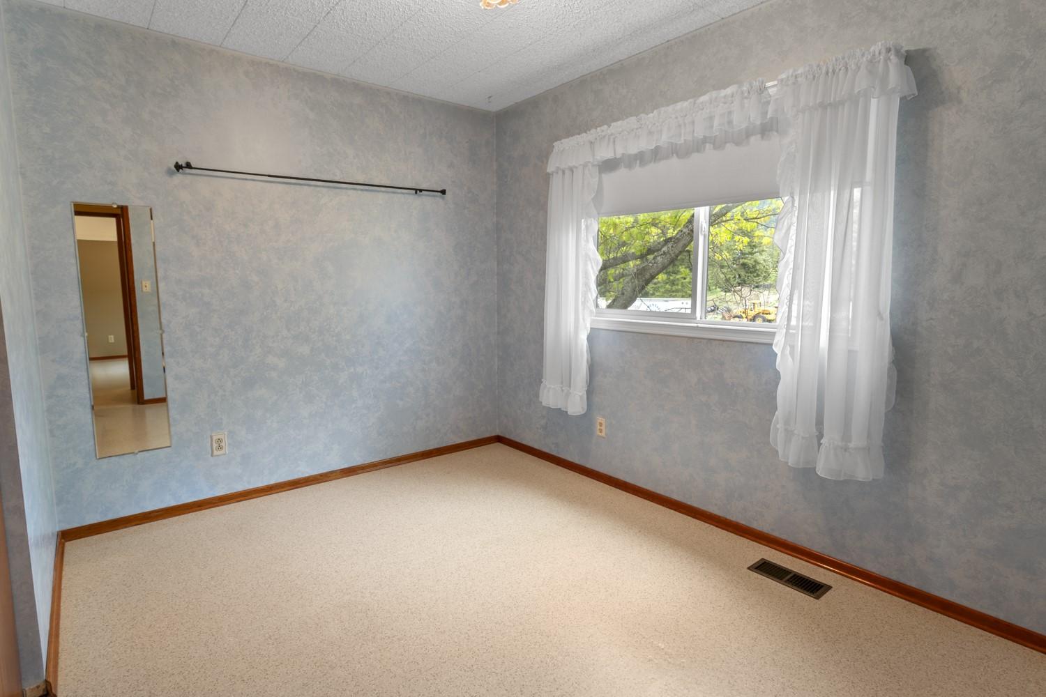 425 Ash Road, Creston, BC - Indoor Photo Showing Other Room