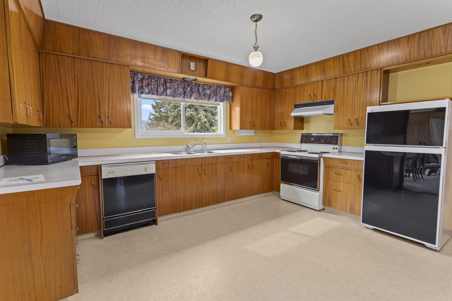 425 Ash Road, Creston, BC - Indoor Photo Showing Kitchen With Double Sink