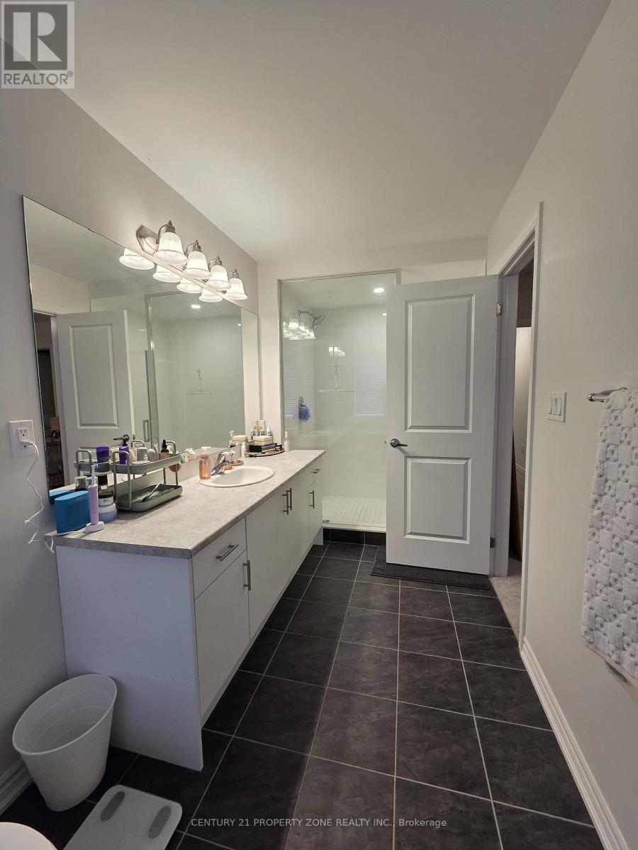 258 Okanagan Path, Oshawa, ON - Indoor Photo Showing Bathroom