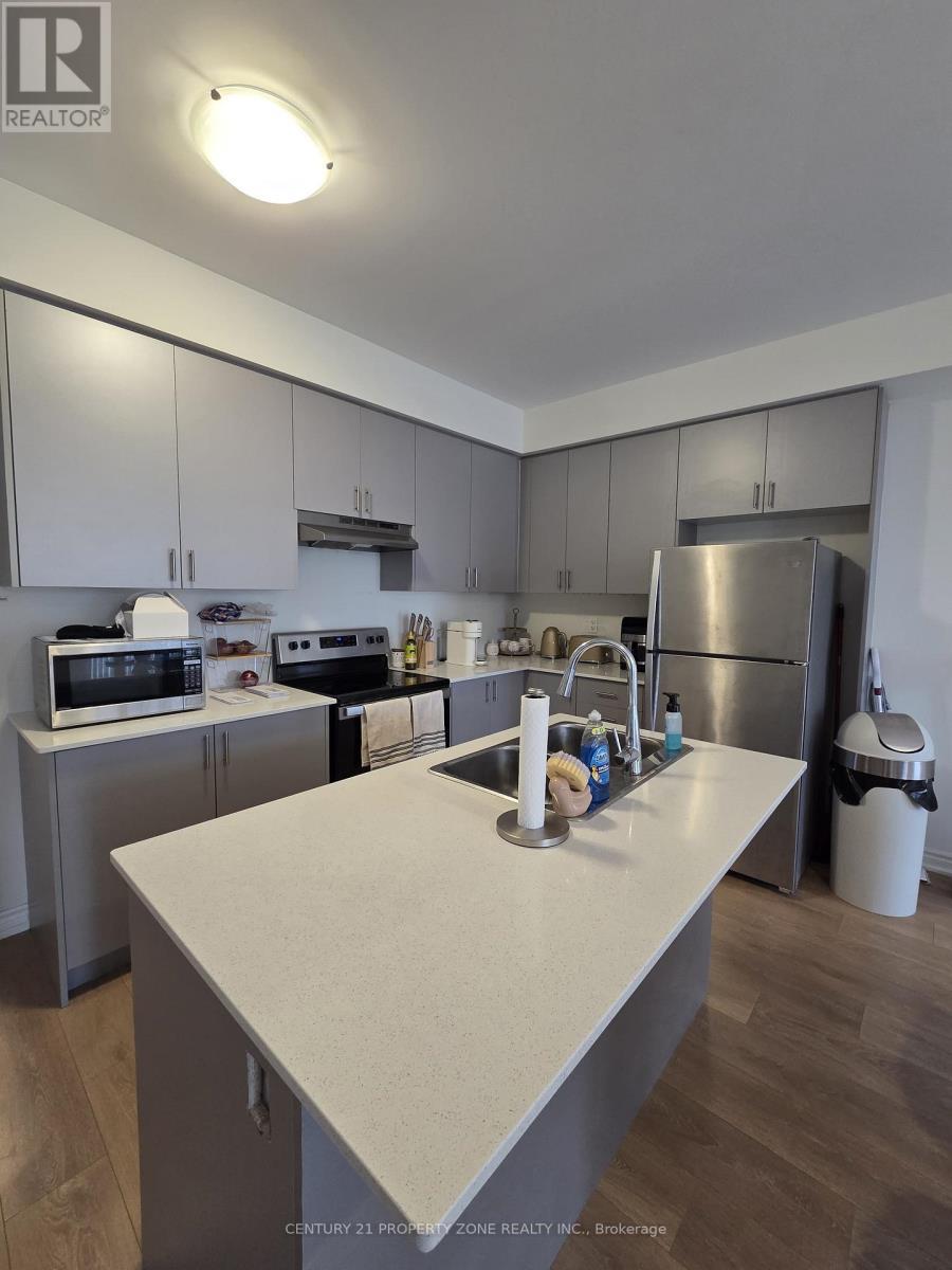 258 Okanagan Path, Oshawa, ON - Indoor Photo Showing Kitchen With Double Sink With Upgraded Kitchen