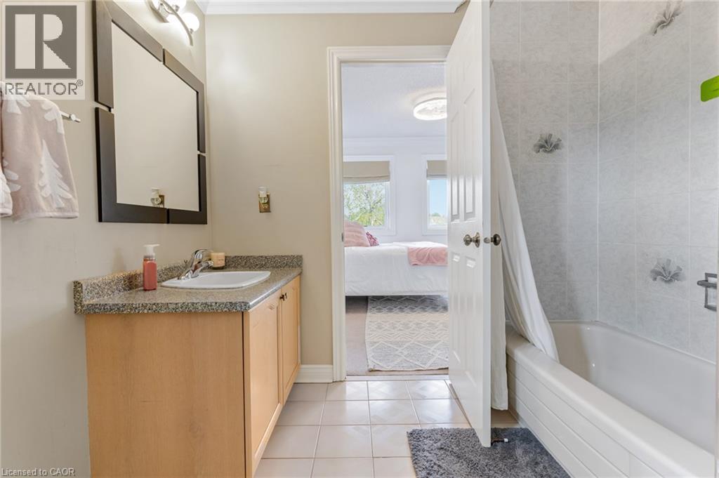 667 Burnett Avenue, Cambridge, ON - Indoor Photo Showing Bathroom