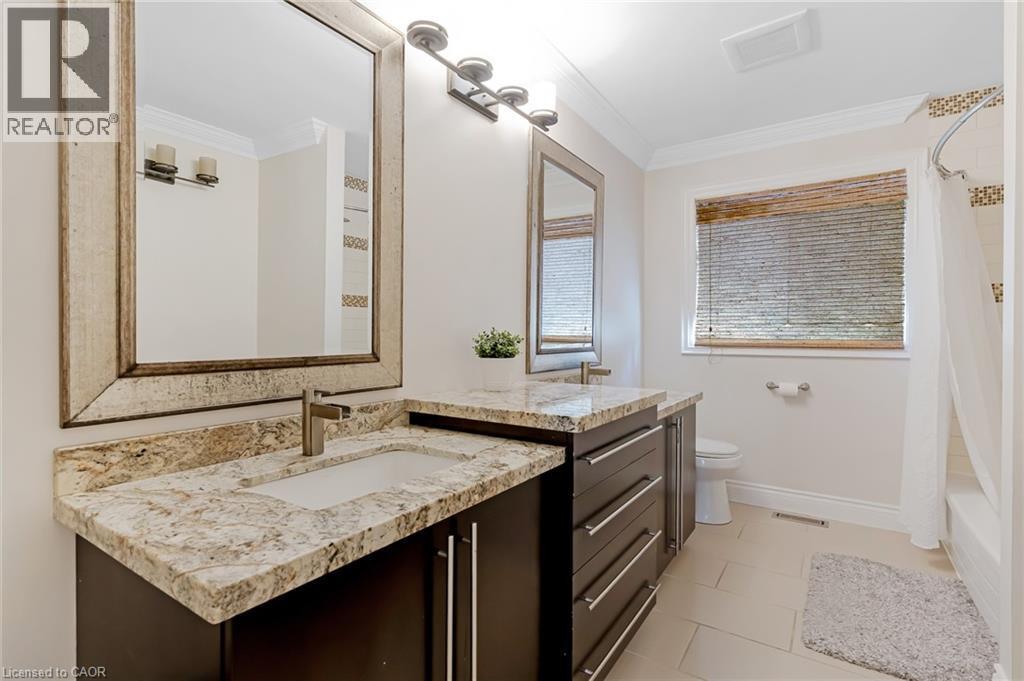 667 Burnett Avenue, Cambridge, ON - Indoor Photo Showing Bathroom
