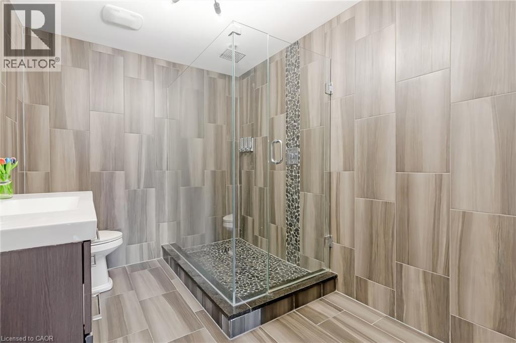 667 Burnett Avenue, Cambridge, ON - Indoor Photo Showing Bathroom