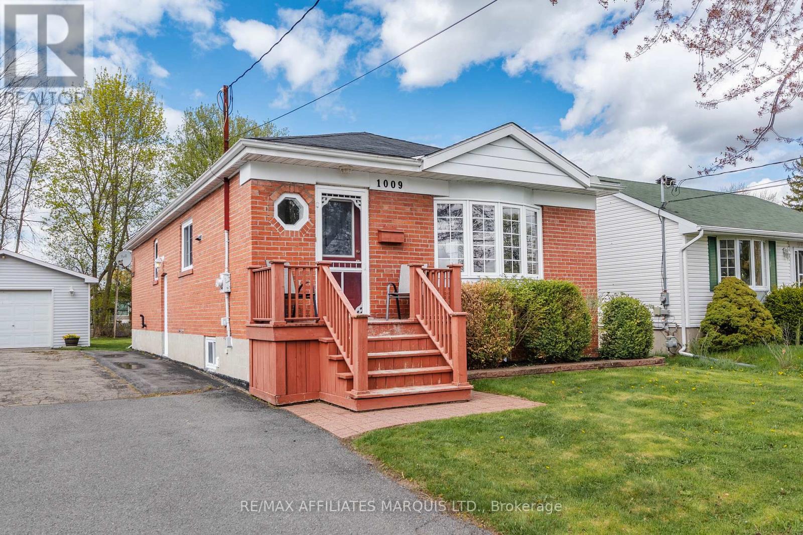 1009 Leonard Avenue, Cornwall, ON - Outdoor