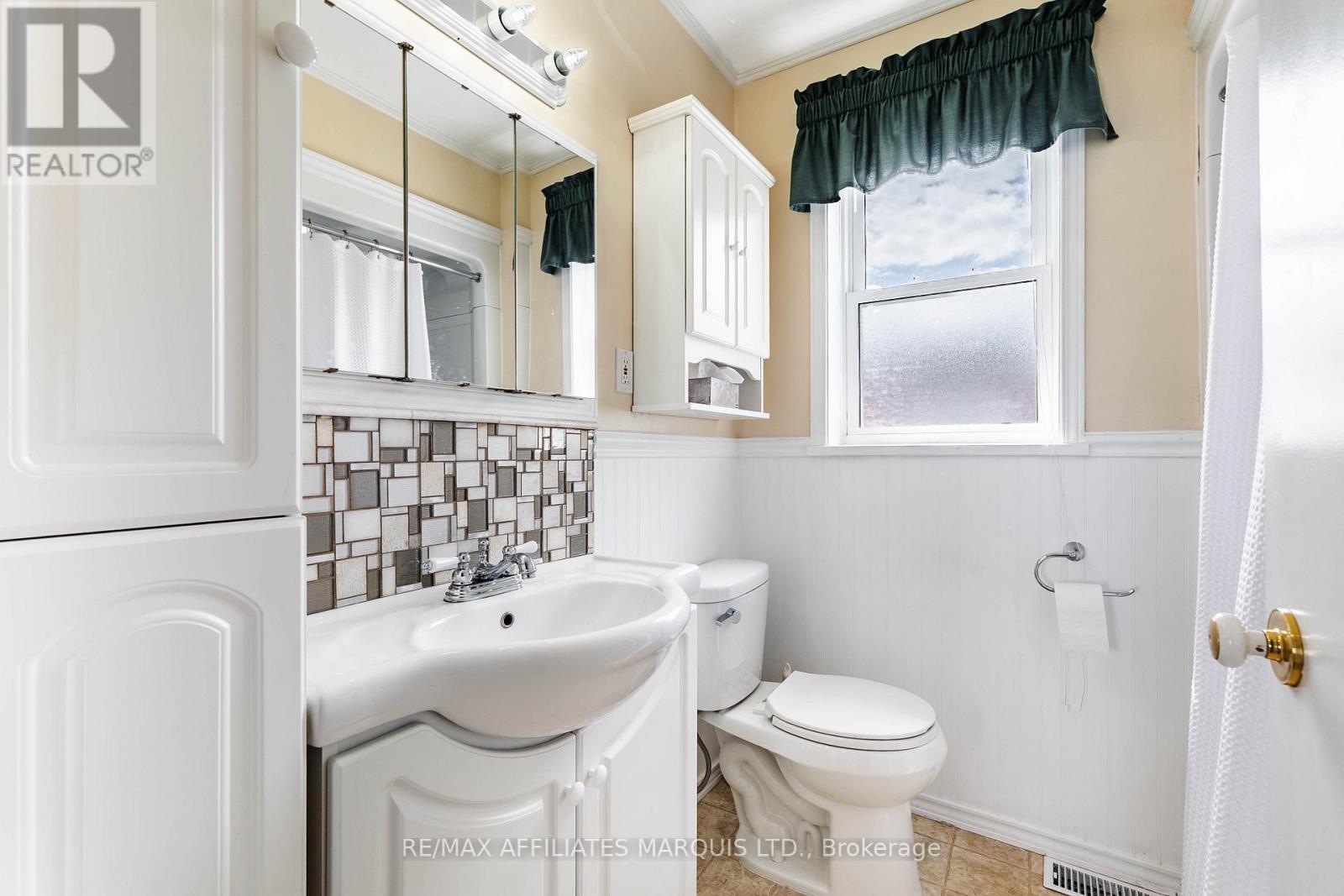 1009 Leonard Avenue, Cornwall, ON - Indoor Photo Showing Bathroom