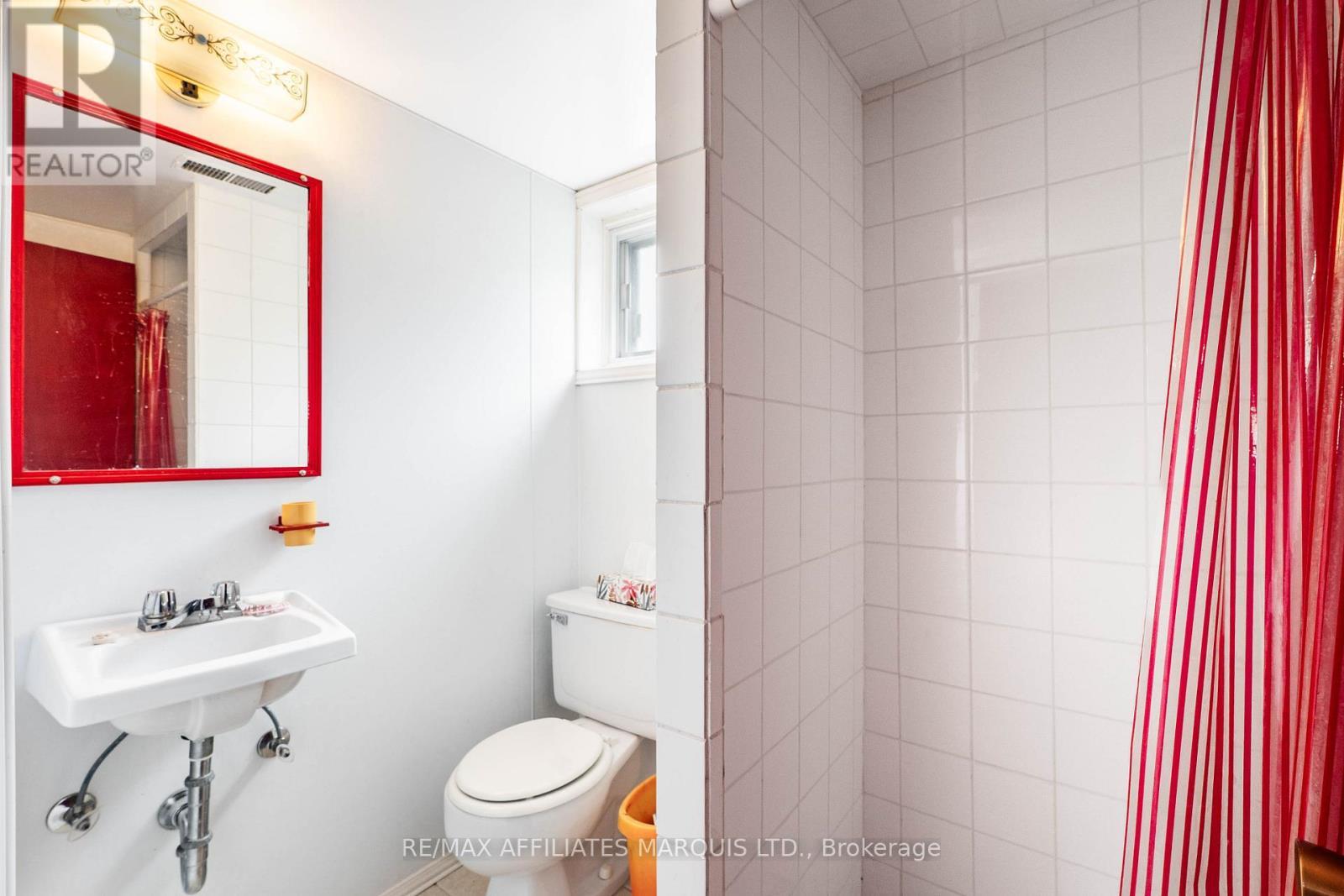 1009 Leonard Avenue, Cornwall, ON - Indoor Photo Showing Bathroom