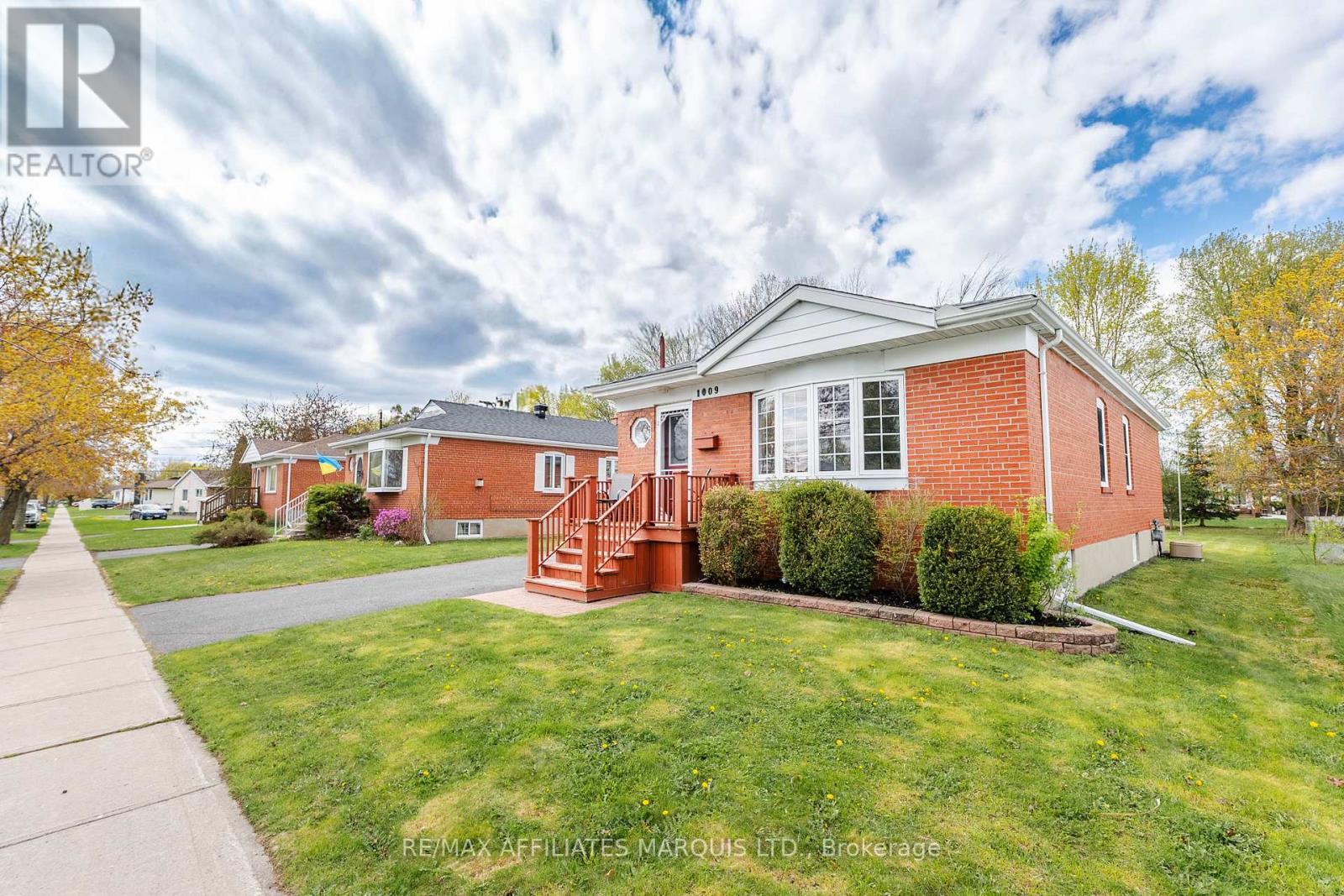1009 Leonard Avenue, Cornwall, ON - Outdoor