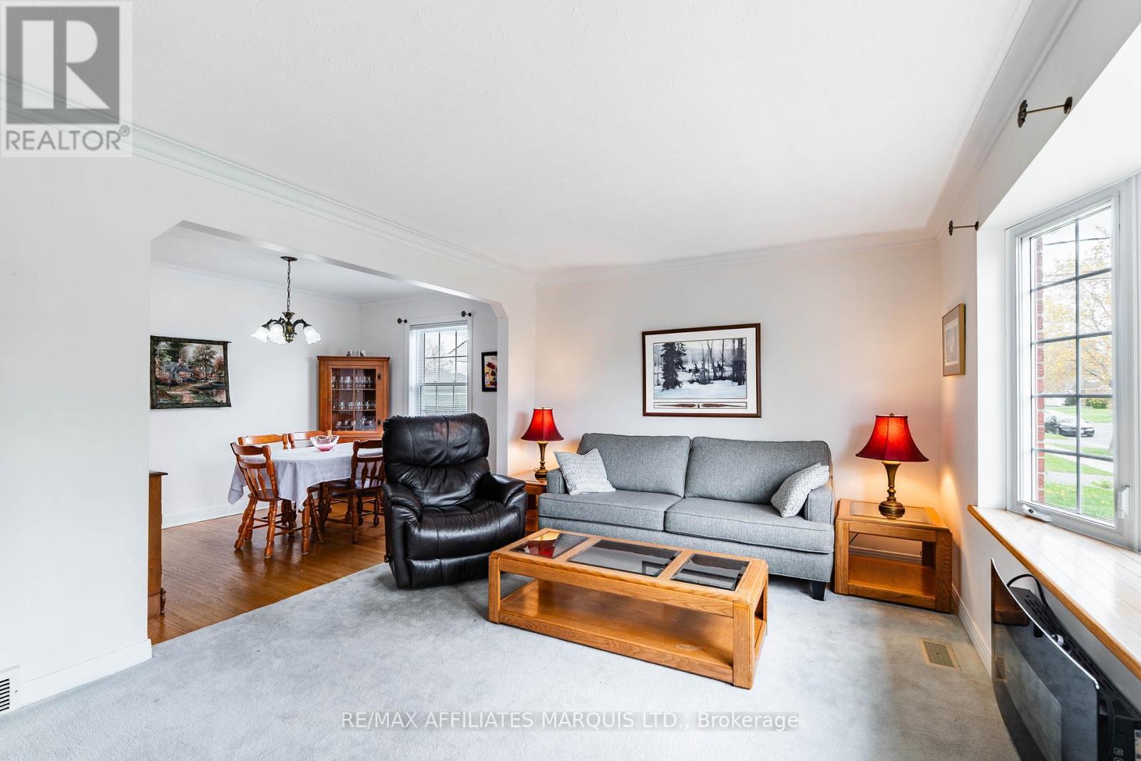 1009 Leonard Avenue, Cornwall, ON - Indoor Photo Showing Living Room