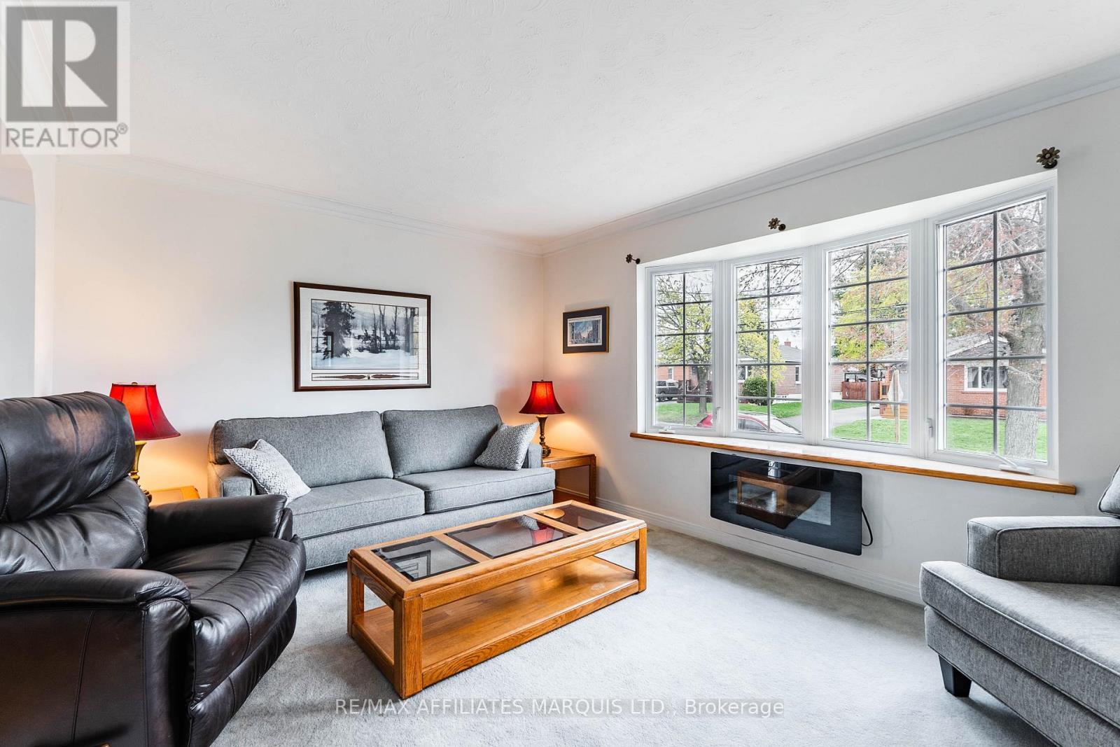 1009 Leonard Avenue, Cornwall, ON - Indoor Photo Showing Living Room