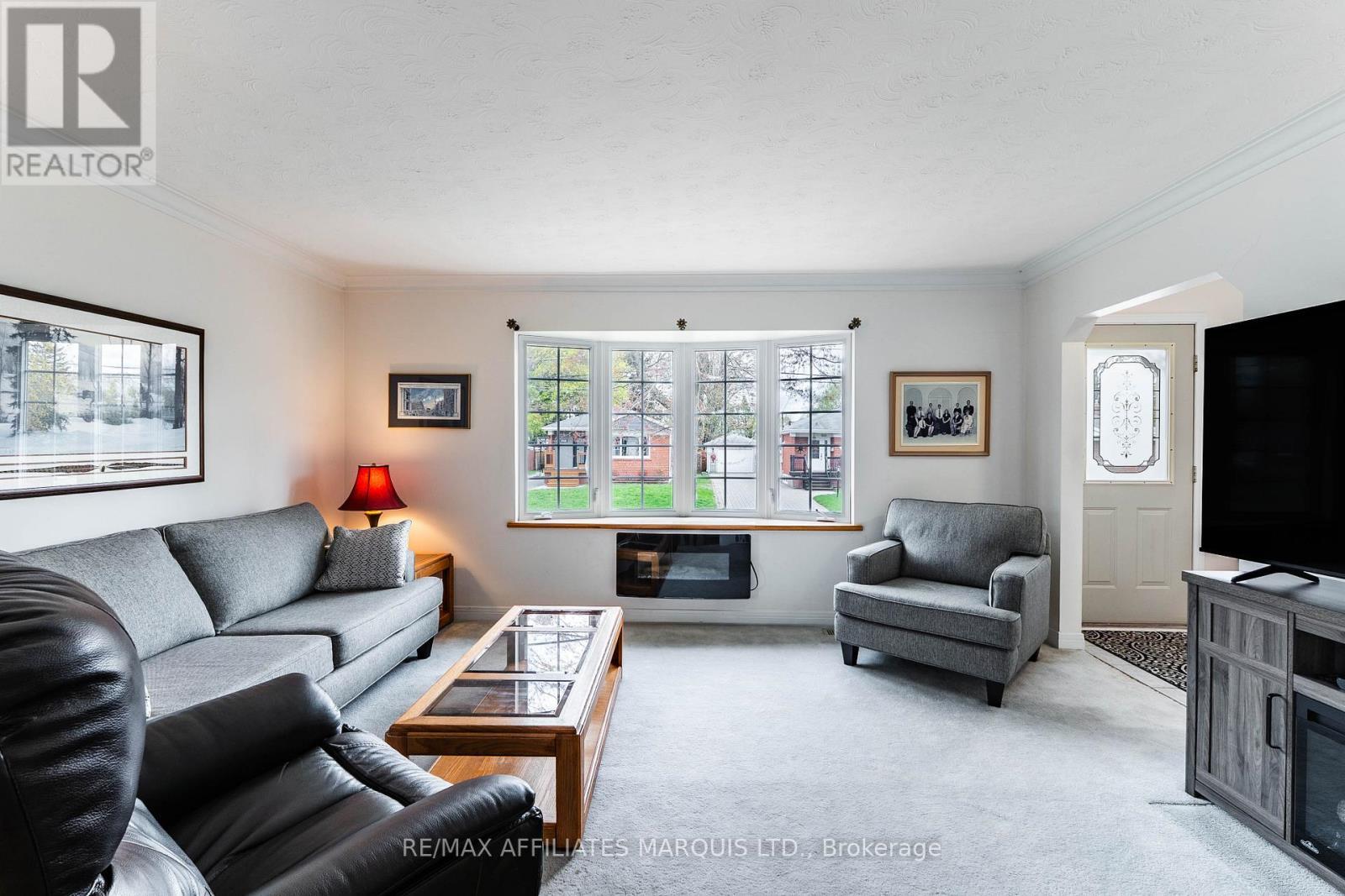 1009 Leonard Avenue, Cornwall, ON - Indoor Photo Showing Living Room