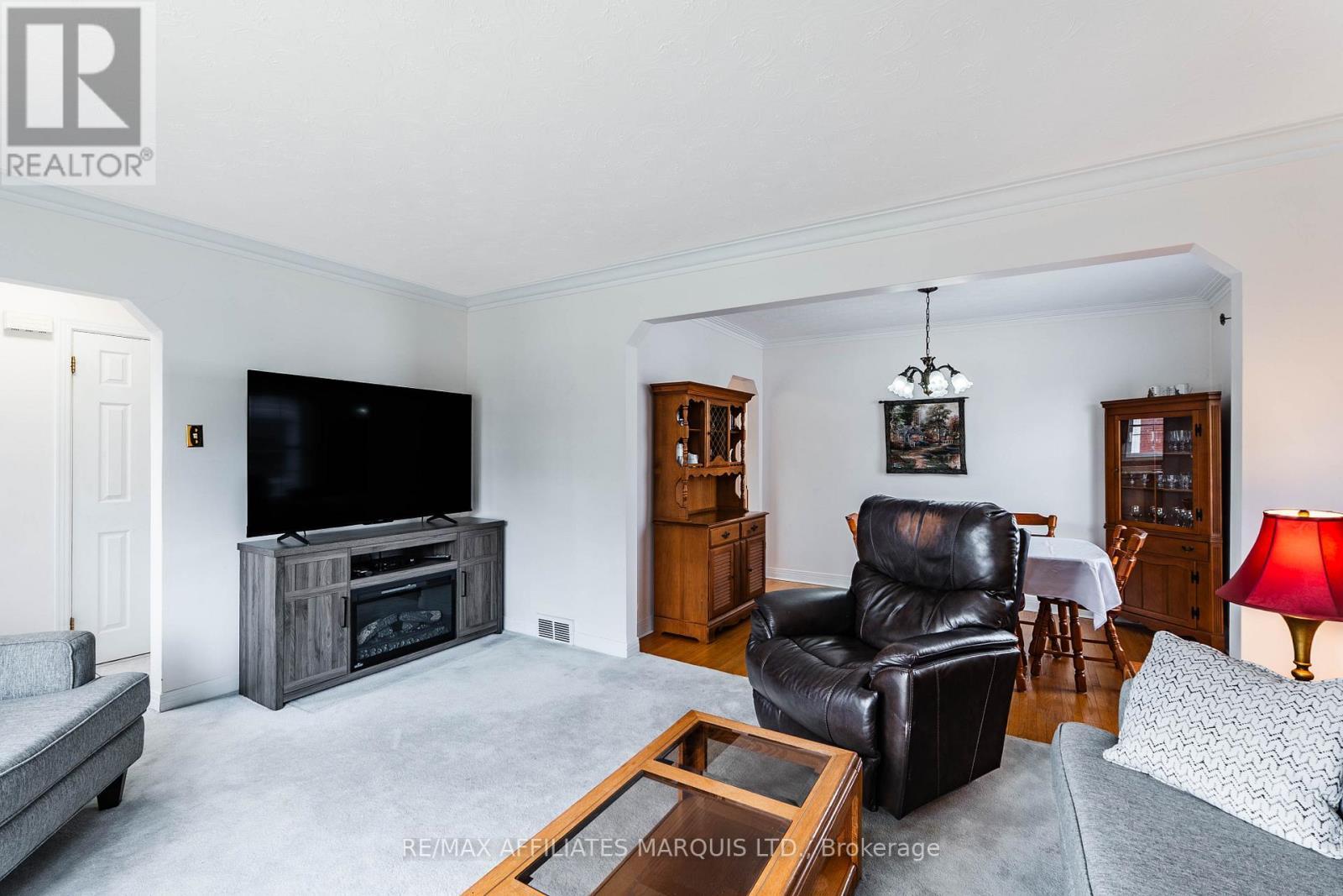 1009 Leonard Avenue, Cornwall, ON - Indoor Photo Showing Living Room