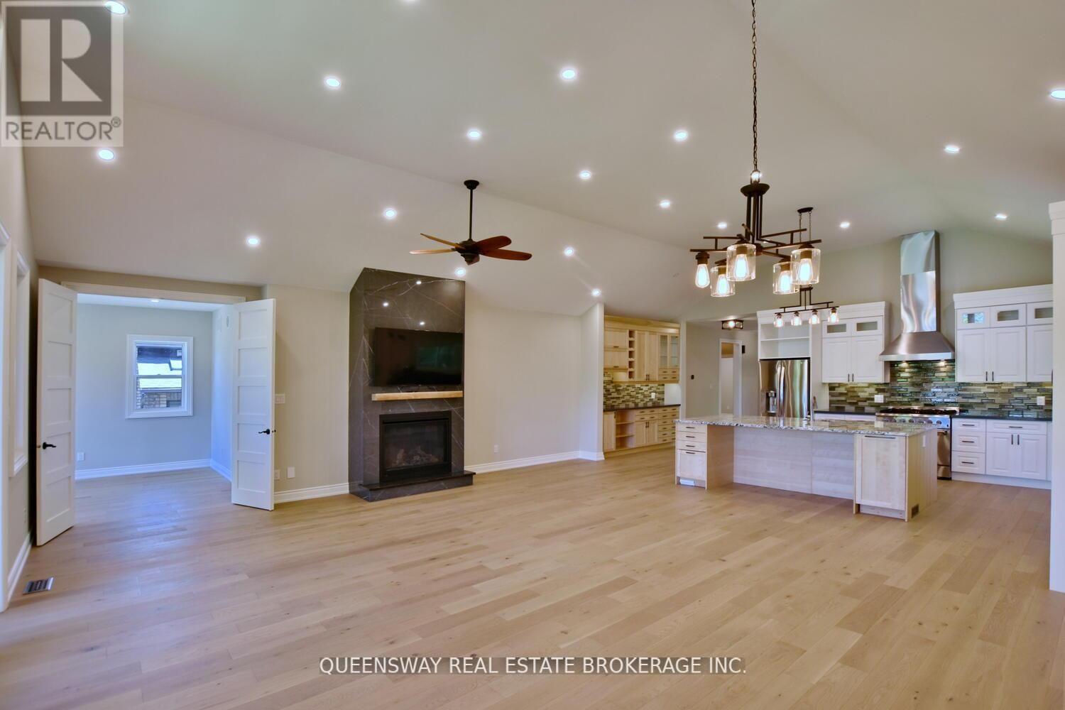 1852 River Road W, Wasaga Beach, ON - Indoor Photo Showing Kitchen With Upgraded Kitchen