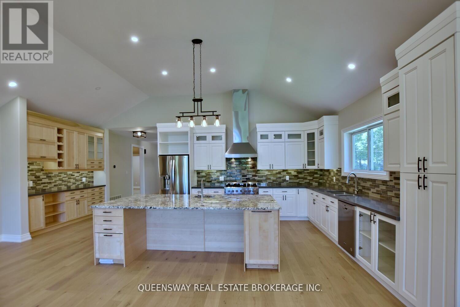 1852 River Road W, Wasaga Beach, ON - Indoor Photo Showing Kitchen With Upgraded Kitchen