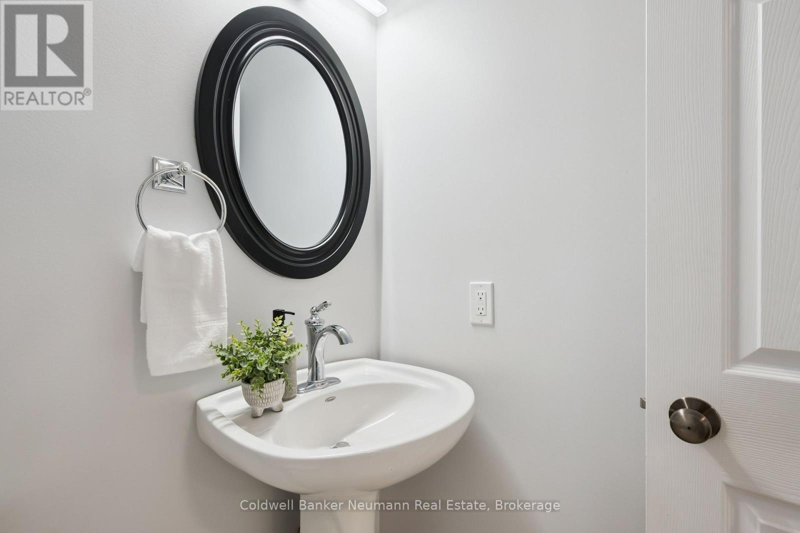 23 Old Ruby Lane, Puslinch, ON - Indoor Photo Showing Bathroom