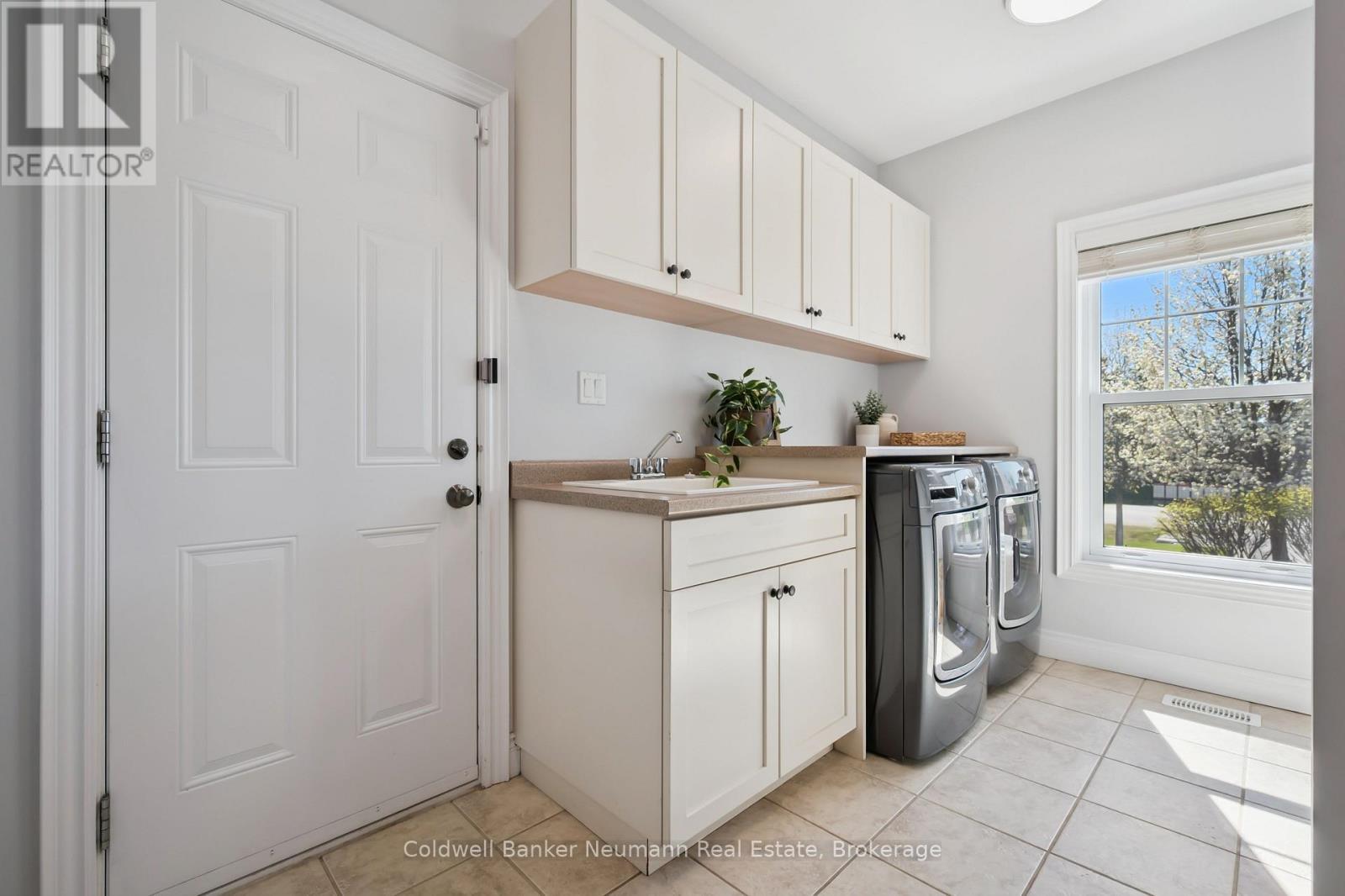 23 Old Ruby Lane, Puslinch, ON - Indoor Photo Showing Laundry Room