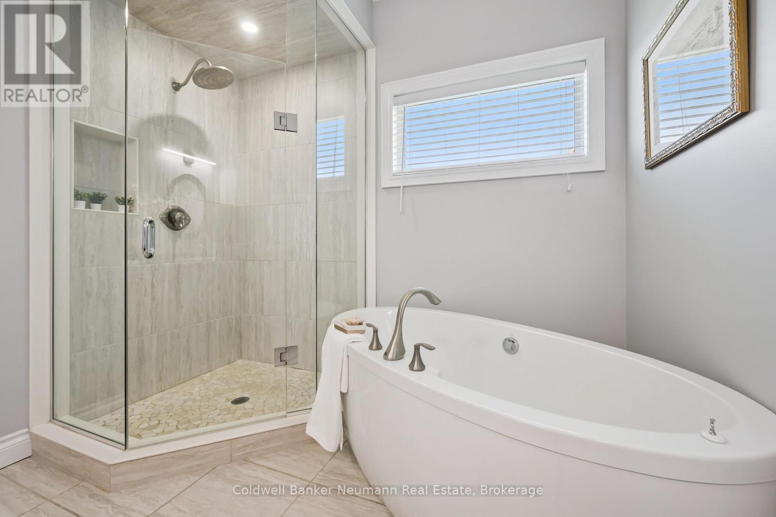 23 Old Ruby Lane, Puslinch, ON - Indoor Photo Showing Bathroom